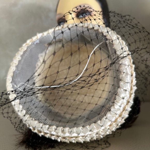 ELEGANT 1960S\' OFF-WHITE STRAW HAT WITH BROWN FEATHER TRIM + VEIL main image 6